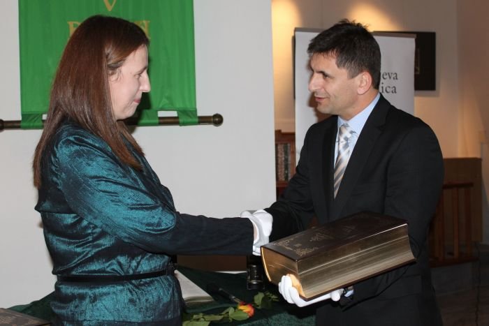 Novo izdajo Valvasorjevega dela je direktorici krške knjižnice Urški Lobnikar Paunović sinoči izročil predsednik krškega odbora SDS Cvetko Sršen.