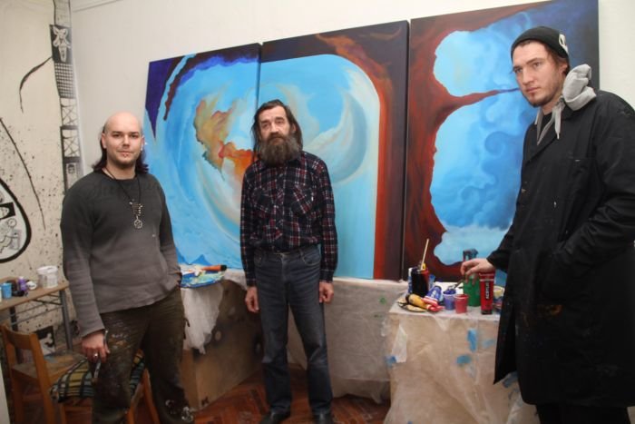 Sebastjan Šeremet, Igor Obradinović in Nejc Smodiš o skupni sliki, ki jo morajo končati najkasneje do dražbe 29. februarja. (Foto: I. Vidmar)