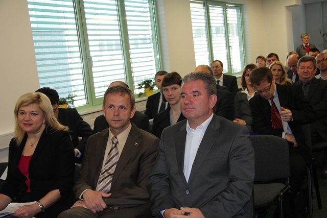Današnji posvet je odprl minister Andrej Vizjak (desno). (Foto: BDG)