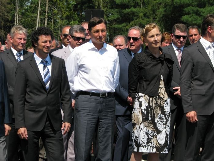 Patrick Vlačič in Mateja Duhovnik ob nekdanjem pred.vlade Borutu Pahorju na otvoritvi zadnjega kraka dolenjske AC junija 2010. (Foto: J. A., arhiv DL)