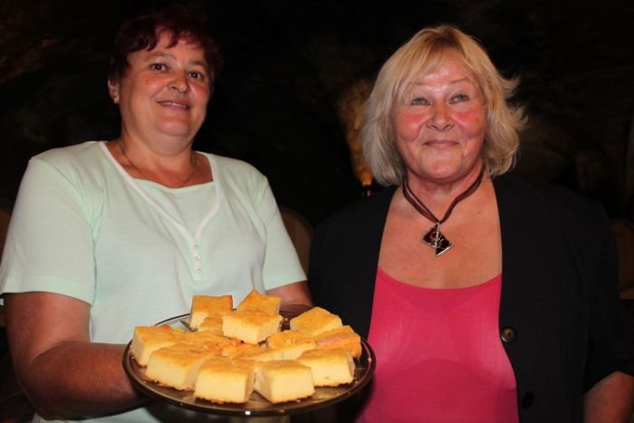 Tončka Prah (levo) in Ida Intihar s potancem, koruzno jedjo, ki je včasih nadomeščala kruh.
