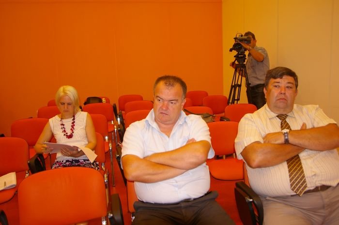 Zvonko Grabnar (na levi) bo kot domači gostinec letos skrbel za gostinsko ponudbo na Jernejevem. Na desni podžupan Igor Kalin.