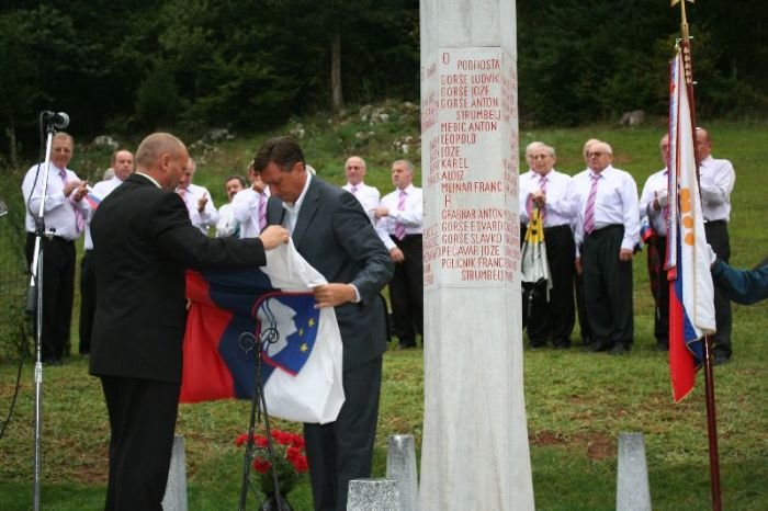 Spomenik sta odkrila poslanec Borut Pahor in topliški župan Jože Muhič. (Foto: M. Ž.)