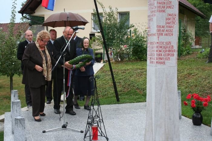 Obnovili spomenik ob 70-letnici poboja talcev