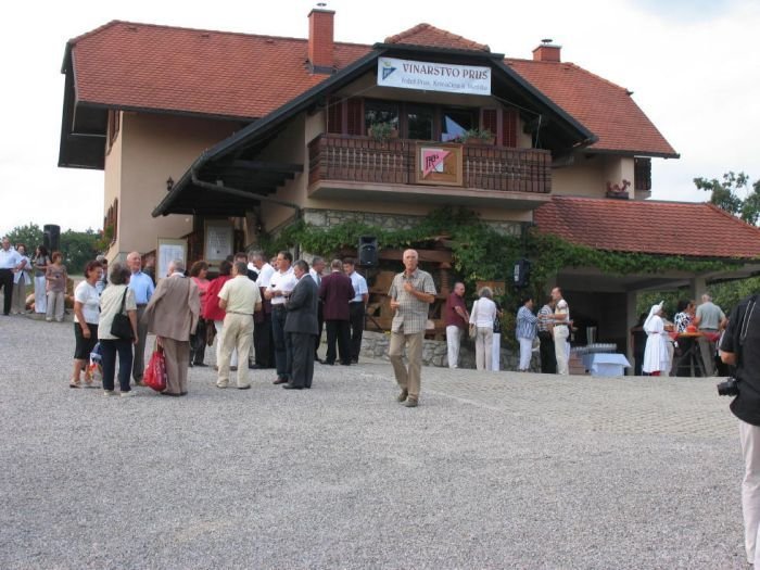 Prusova vinska klet na Krmačini. Gospodar se lahko pohvali s tremi nazivi Vinar leta, in sicer od 2009 do 2011. (Foto: M. B. -J., arhiv DL)