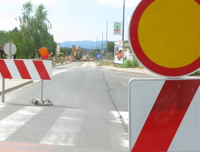 Krožišče pri Bučni vasi – proti Bršljinu oz. centru ne gre, obvoz preko severne obvoznice. (Foto: M. M.)