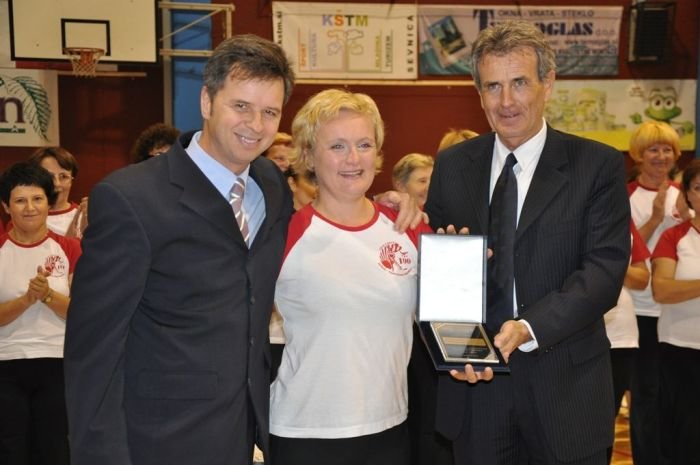 Predsednica ŠD Partizan Sevnica Marjanca Pečar (v sredini) je za organizacijo sinočnje prireditve prejela številne pohvale.