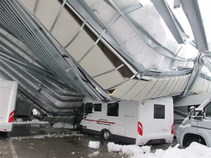 Sneg podrl elektrarno na Adriine izdelke; škode za več milijonov
