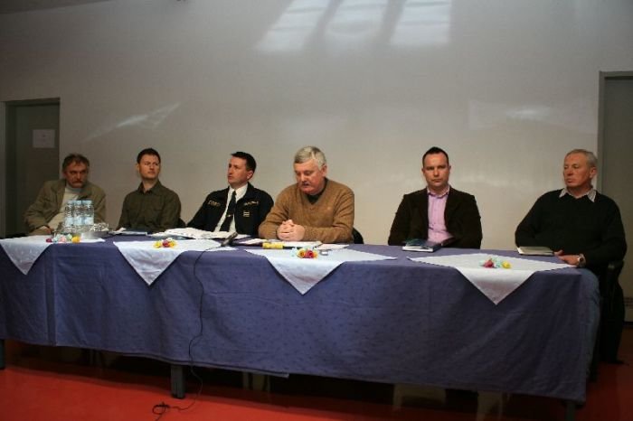 Z novinarske konference na Dobu, tretji z desne predsednik SDOS in Konference sindikata UIKS Frančišek Verk.