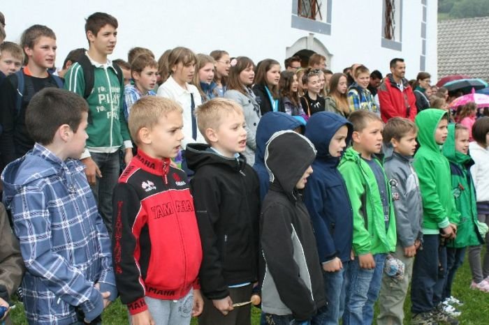 Mirnopeški učenci so zapeli himno Mirnopeški otroci.