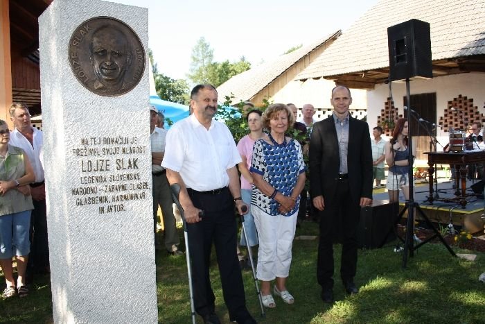 Spomenik so odkrili mrinopeški župan Andrej Kastelic, Ivanka Slak, soproga glasbenika, in minister za kulturo dr. Uroš Grilc.