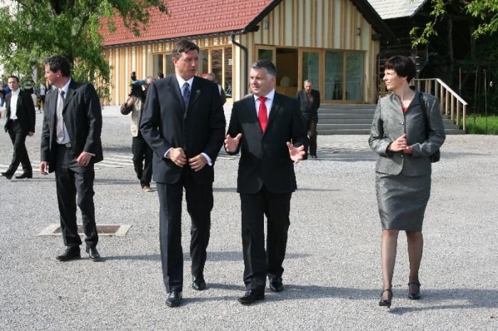 Predsednik države Borut Pahor s šentrupertskim županom Rupertom Goletom in direktorico občinske uprave Matejo Jazbec. (Foto: M. Ž.)