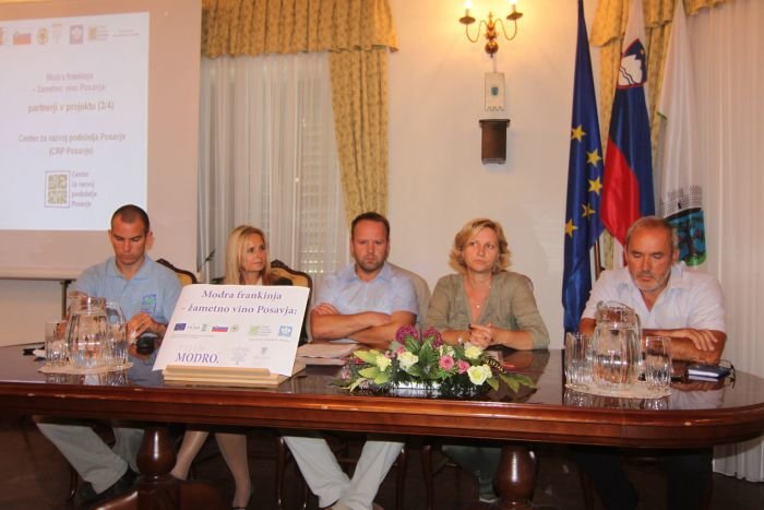 Projekt Modra frankinja-žametno vino Posavja, katerega nosilec je javni zavod KŠTM, so danes predstavili na sevniškem gradu.