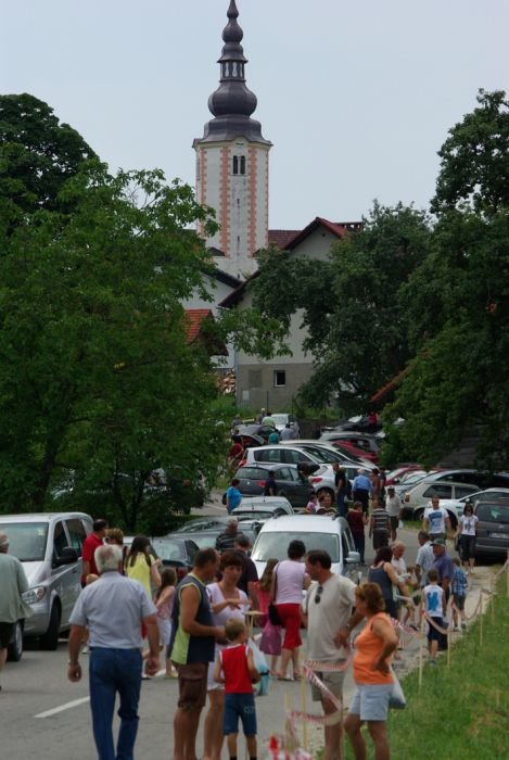 Cerkev sv. Matije na Bučki, kjer je začetek pohoda po Mlinarjevi poti. (Foto: L. M.)