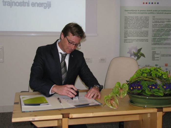Župan Vladimir Prebilič je podpisal pristopno izjavo h Konvenciji županov. (Foto: M. L.-S.)