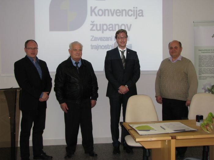 Podpisu Konvencije so prisostvovali tudi župani občin Ribnica. Sodražica in Loški Potok. (Foto: M. L.-S.)