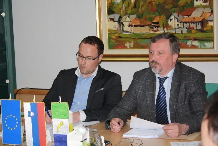 Župan Franc Škufca in njegova desna roka na sejah, direktor občinske uprave Jacques Gros. (Foto: J. A., arhiv DL)