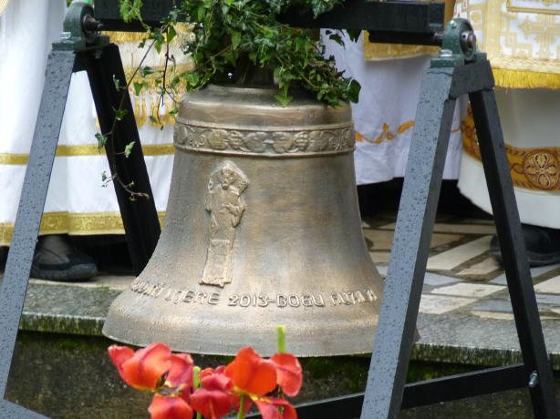 FOTO: V cerkev sv. Cirila in Metoda obesili nov zvon