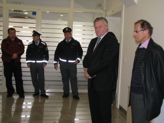 Otvoritve prostorov MIR-a se je udeležil tudi župan Kostela Valentin Južnič (drugi z desne), pa tudi predstavniki inšpekcijskih služb in policije, s katerimi bo MIR sodeloval.(Foto: M. L.-S.)