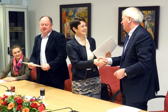Marjan Skube (Malkom), Polona Kambič in Franc Panjan (Begrad) ob podpisu pogodbe. (Foto: Občina Semič)
