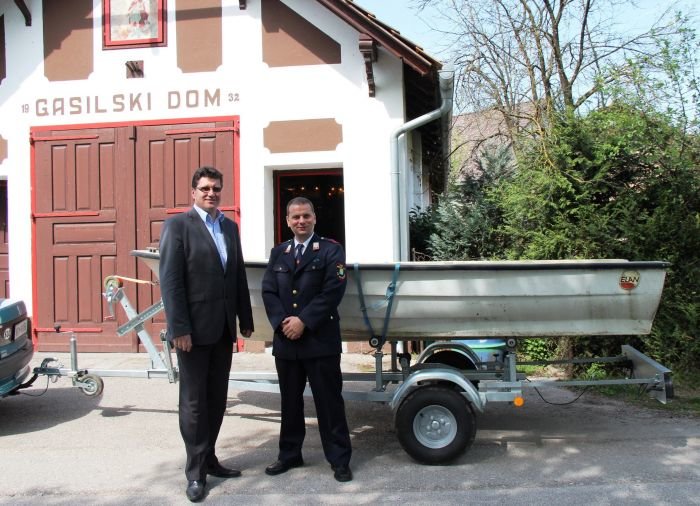 Brežiški župan Ivan Molan in poveljnik PGD Krška vas Marko Lubšina ob popravljenem reševalnem čolnu.