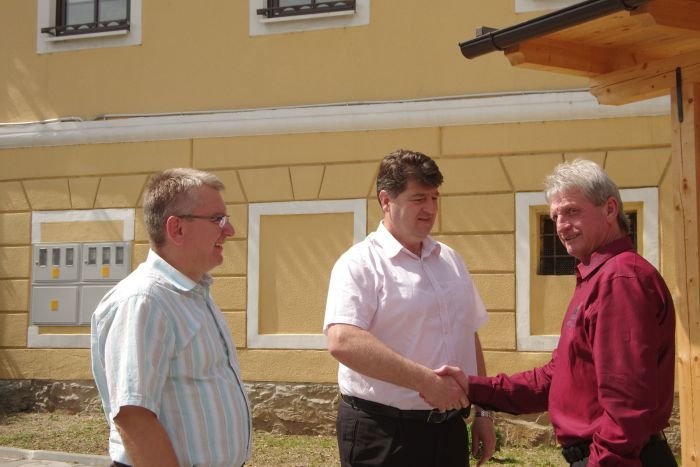 Janezu Selaku (na desni) čestita Jože Simončič, direktor KGZ Novo mesto. Zraven še Samo Hudoklin.