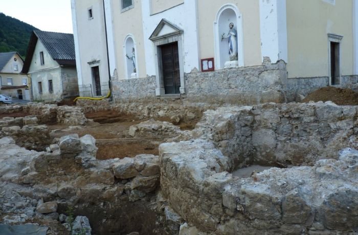 Arheologi so na platoju pred semiško župnijsko cerkvijo naleteli na zanimive najdbe. (Foto: M. B.-J.)