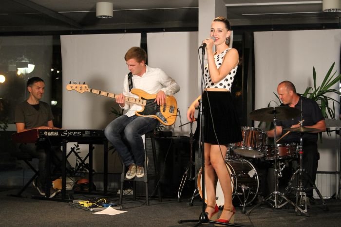Festival Jazzinty je odprla domača zasedba s pevko Ano Čop.