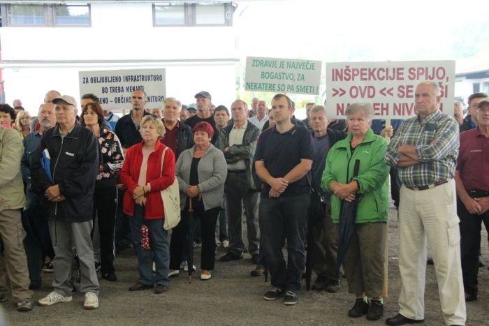 V Brusnicah se je na protestnem shodu zbralo lepo število ljudi. (Foto: M. Ž.)