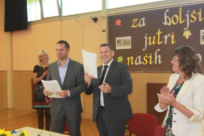 Sevniški župan Srečko Ocvirk je danes podpisal pogodbo z direktorjem podjetja Kolektor Koling d.o.o. iz Idrije, ki je bilo izbrano na javnem razpisu.