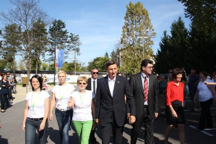 Predsednika Boruta Pahorja so ob prihodu pospremili k odru pred novim vrtcem. (Foto: M. L.)
