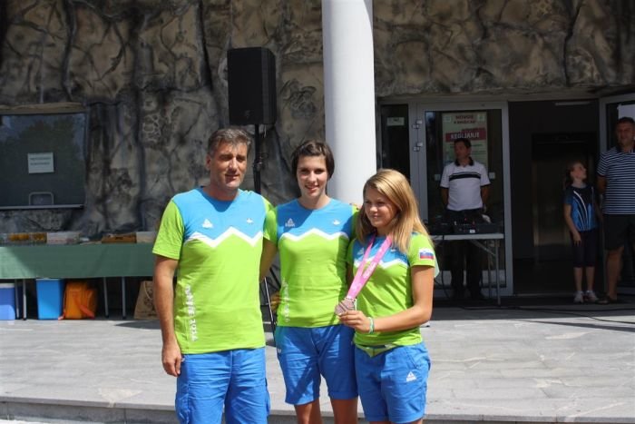 Lara, Leda in Henrik Omerzu, eden od dveh trenerjev. Trener Timotej Kostrevc je bil takrat še na poti v Slovenijo. (Foto: M. L)