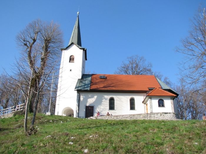 Sv. Ana nad Ribnico, ki je za Ribničane kot Triglav za Slovence. (Foto: M. L.-S.)