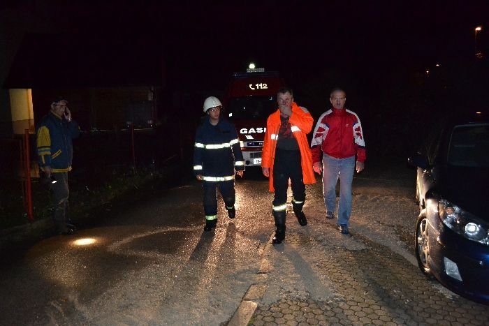 V Občini Šentjernej je bilo vso noč na terenu okoli 100 gasilcev in drugih delavcev. (Foto: T. J. G.)