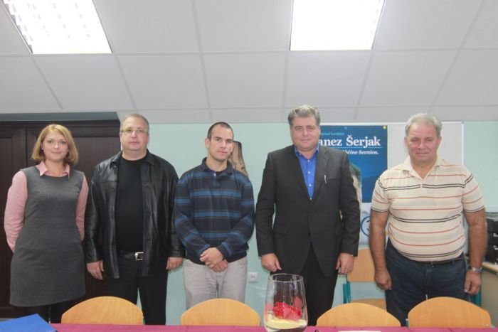Janez Šerjak z nosilci njegove liste in predsednikom volilnega štaba Rokom Petančičem, ki prav tako kandidira na Šerjakovi listi.