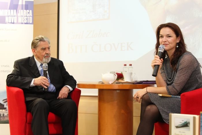 Ciril Zlobec se je v knjižnici Mirana Jarca pogovarjal s Carmen L. Oven. (Foto: I. Vidmar)