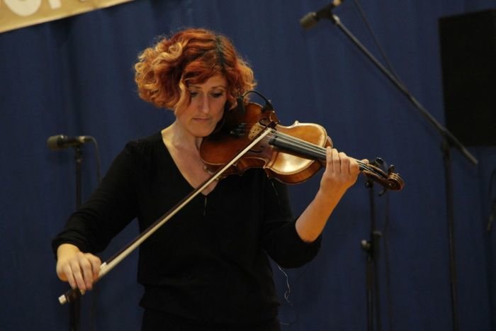 Med nekdanjimi učenci šole, ki so sooblikovali slavnostno akademijo, je tudi izvrstna violinistka Jelena Ždrale.
