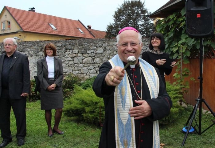 Prenovljeno obzidje je blagoslovil novomeški škof dr. Andrej Glavan.