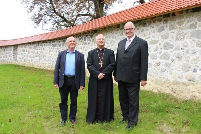 Z leve: odgovorni konzervator za obnovo Šanc Tomaž Golob, novomeški škof dr. Andrej Glavan in novomeški župan Alojzij Muhič. (Foto: M. Ž.)
