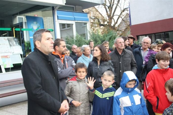Župan Miran Stanko je izrazil vsestransko podporo krajanom, ki med drugim ne izključujejo možnosti, da zdolski otroci ne bi več odhajali po tej cesti z avtobusom v šolo. (Foto: M. L.)