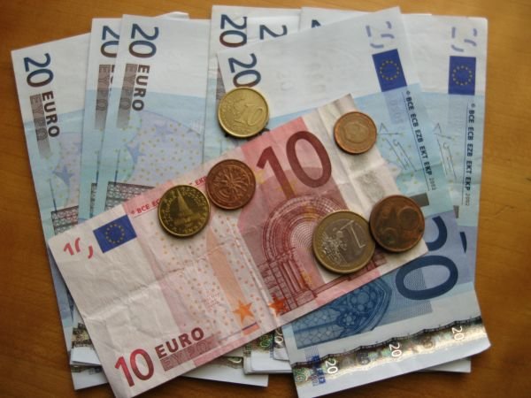 31. oktober - svetovni dan varčevanja; Slovenci najraje varčujemo na bančnih računih