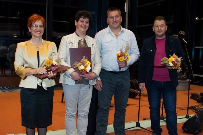 Nevenka Kulovec, ravnateljica OŠ Drska (prva z leve) - njena šola se je uvrstila med darovalce leta 2014.