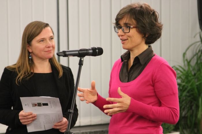 Z Natašo Mirtič se je ob odprtju razstave pogovarjala kustosinja Katja Ceglar. (Foto: I. Vidmar)