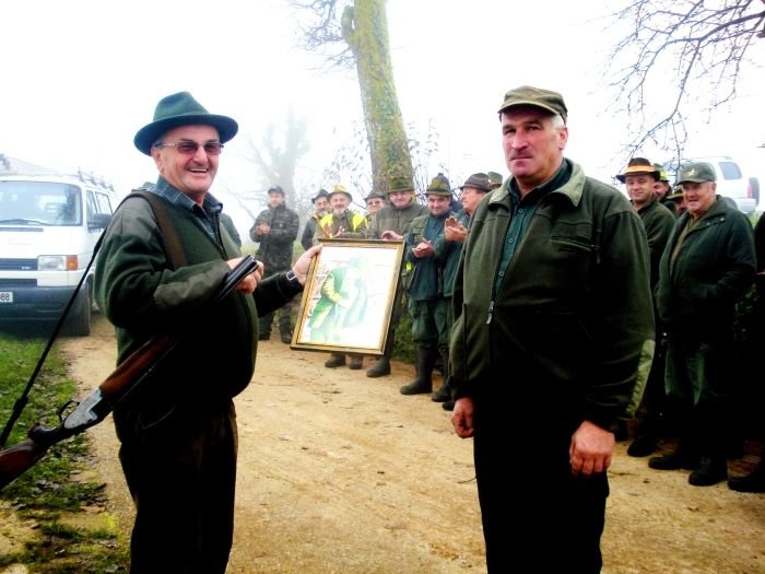 Marko je 17. novembra praznoval abrahama, na fotografiji mu lovski kolega Jože Štepec predaja darilo. (Foto: Brane Praznik)