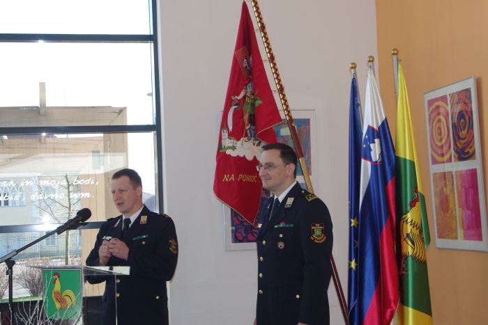 Predsednik PGD Aleksander Furar (na desni) je ključe vozila predal poveljniku Alešu Murnu.