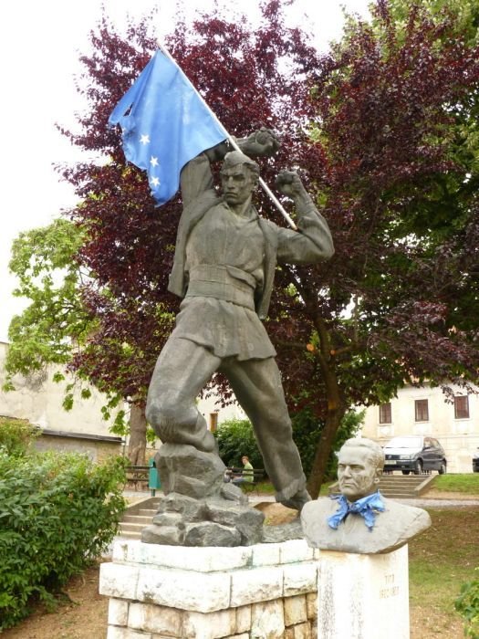 Kaj si nekateri mislijo o življenju v samostojni državi, sicer članici EU, pokažejo tudi z odnosom do zastav. Na posnetku raztrgana evropska zastava, ki so jo nepridipravi pred leti sneli s stavbe metliške občinske uprave in jo zataknili za spomenik borca v parku na Trgu svobode, del zastave pa so kot rutico zavezali okrog vratu na doprsnem kipu Josipa Broza Tita. (Foto. M.B.-J., arhiv DL)