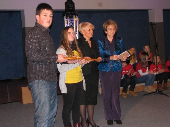 Ministrica Stanislava Setnikar Cankar je predstavnikom šole predala lesen ključ, s katerim je ravnateljica Sonja Veber simbolično odklenila vrata šole. (Foto: M. L.-S.)