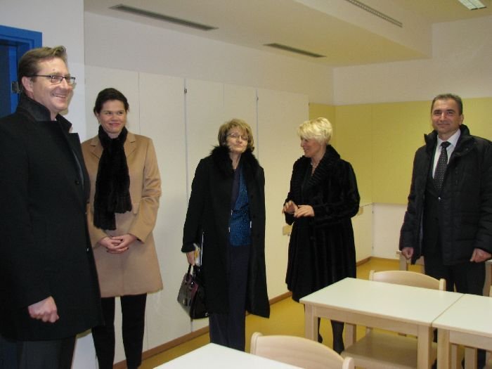 Poleg šolske ministrice in ministra Janka Vebra se je otvoritve udeležila tudi predsednica vlade v času podpisa pogodbe o sofinanciranju obnove šole Alenka Bratušek. (Foto: M. L.-S.)