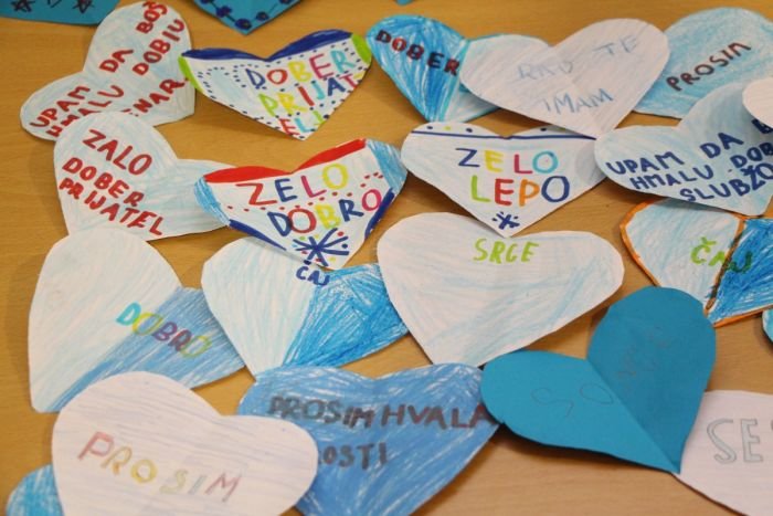 Na osnovni šoli Drska so zapisali veliko lepih besed v modrih srcih.