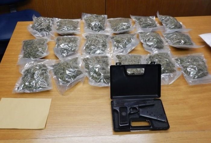 Pri 25-letniku z območja Grosuplja našli pakete konoplje in pištolo